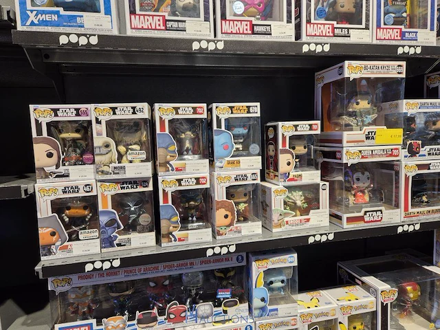 Winkelvoorraad en inrichting game mania kortrijk - afbeelding 270 van  328