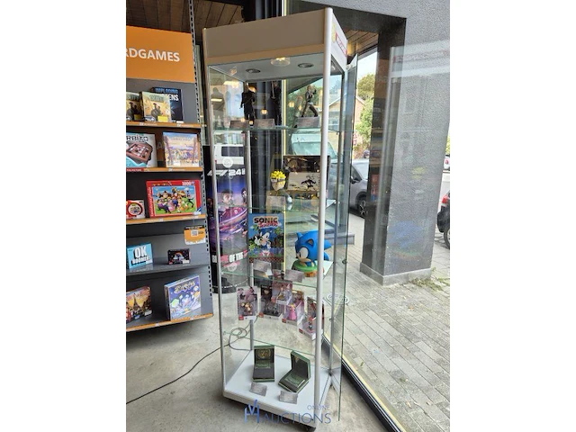 Winkelvoorraad en inrichting game mania leuven - afbeelding 17 van  368
