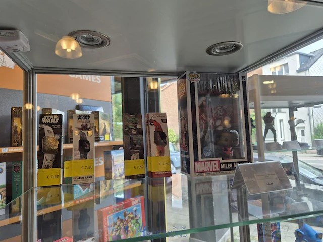 Winkelvoorraad en inrichting game mania leuven - afbeelding 26 van  368