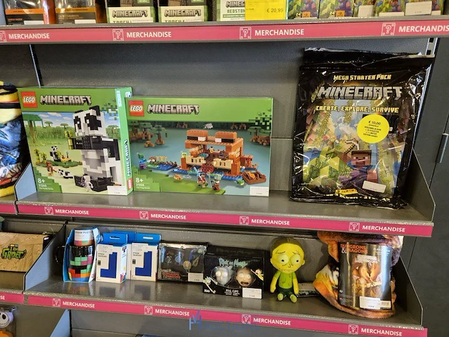 Winkelvoorraad en inrichting game mania leuven - afbeelding 96 van  368