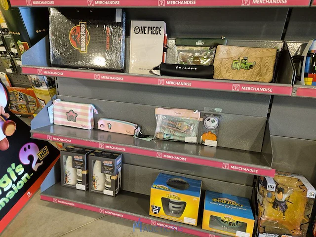 Winkelvoorraad en inrichting game mania leuven - afbeelding 104 van  368