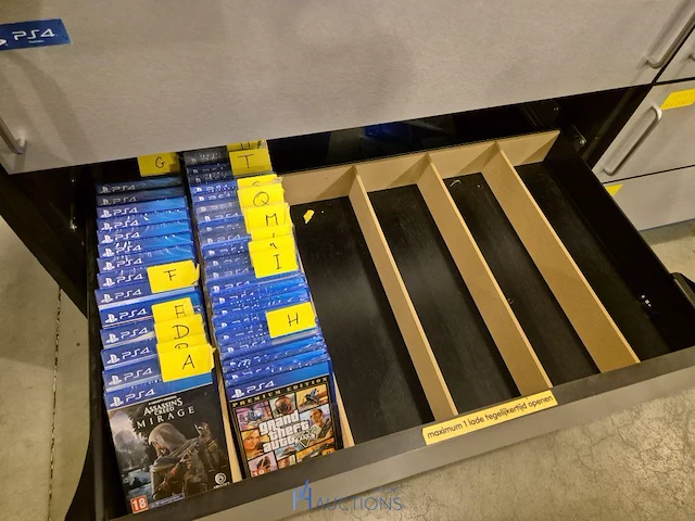 Winkelvoorraad en inrichting game mania leuven - afbeelding 160 van  368
