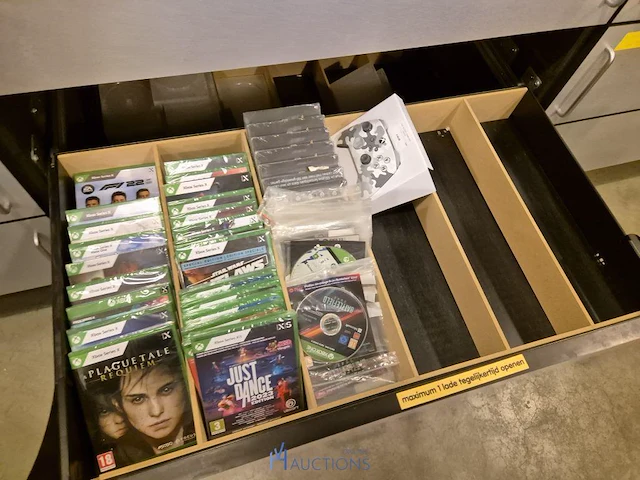 Winkelvoorraad en inrichting game mania leuven - afbeelding 163 van  368