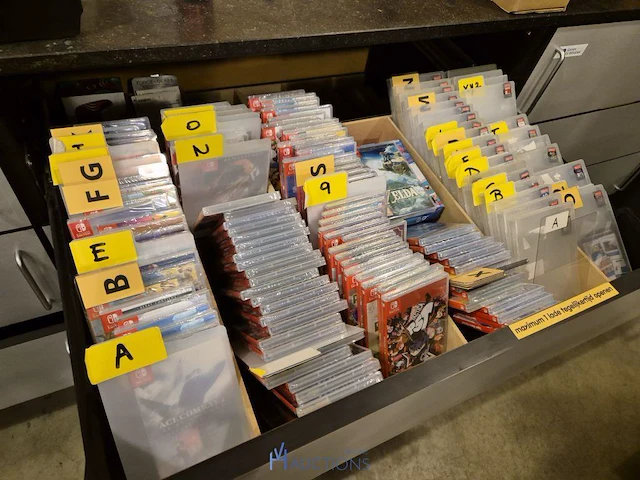 Winkelvoorraad en inrichting game mania leuven - afbeelding 165 van  368