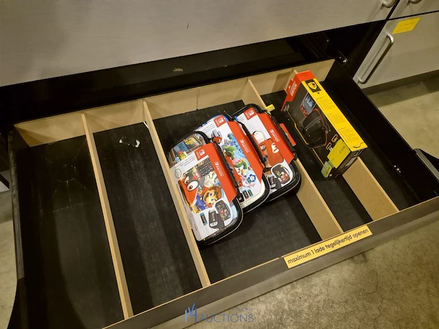 Winkelvoorraad en inrichting game mania leuven - afbeelding 169 van  368