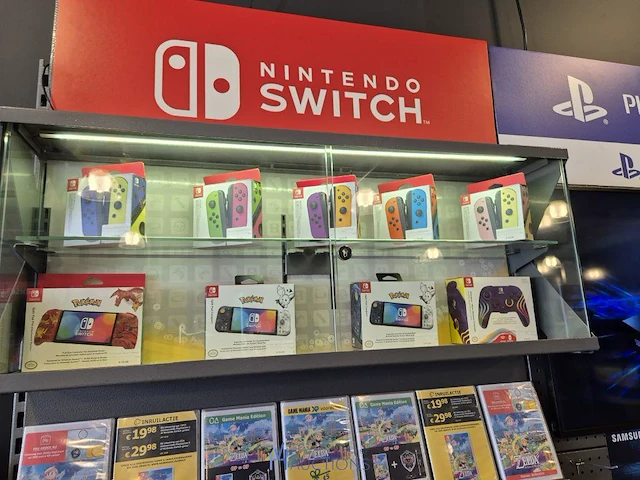Winkelvoorraad en inrichting game mania leuven - afbeelding 235 van  368
