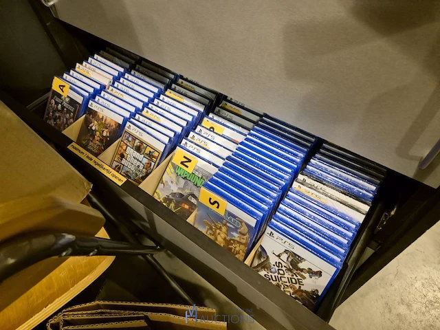 Winkelvoorraad en inrichting game mania leuven - afbeelding 249 van  368