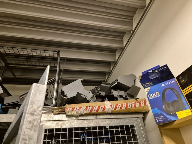 Winkelvoorraad en inrichting game mania leuven - afbeelding 258 van  368