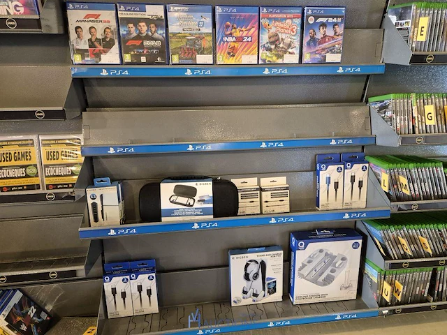 Winkelvoorraad en inrichting game mania leuven - afbeelding 310 van  368