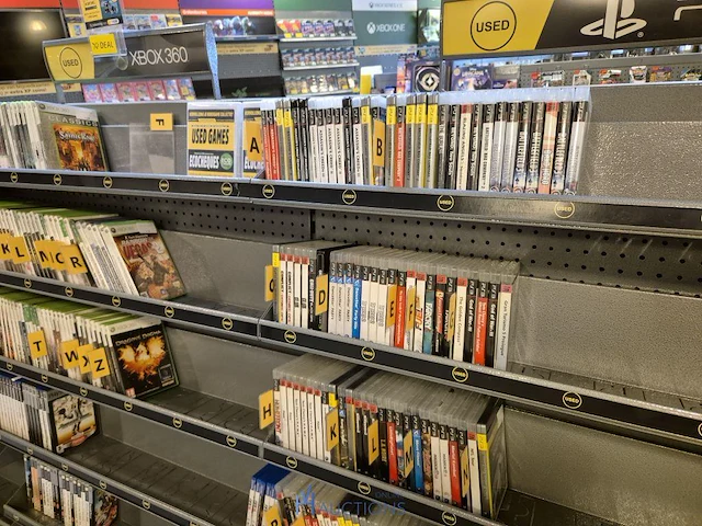 Winkelvoorraad en inrichting game mania merksem - afbeelding 5 van  467
