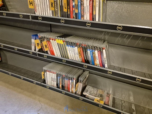 Winkelvoorraad en inrichting game mania merksem - afbeelding 6 van  467