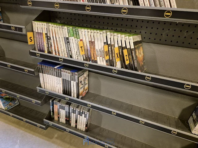 Winkelvoorraad en inrichting game mania merksem - afbeelding 7 van  467