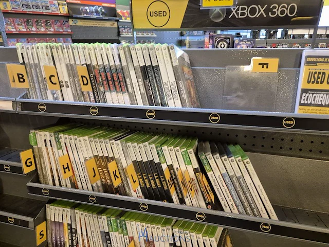 Winkelvoorraad en inrichting game mania merksem - afbeelding 8 van  467