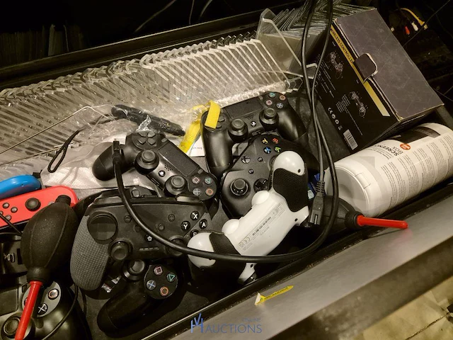 Winkelvoorraad en inrichting game mania merksem - afbeelding 162 van  467