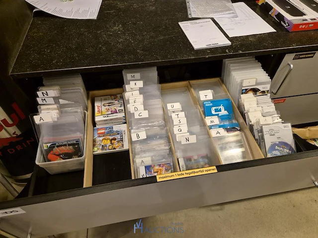 Winkelvoorraad en inrichting game mania merksem - afbeelding 234 van  467