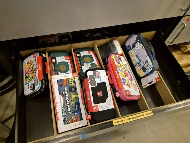 Winkelvoorraad en inrichting game mania merksem - afbeelding 236 van  467
