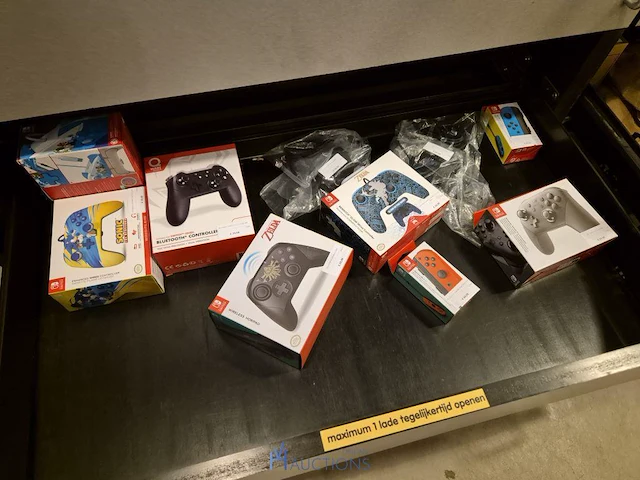 Winkelvoorraad en inrichting game mania merksem - afbeelding 238 van  467