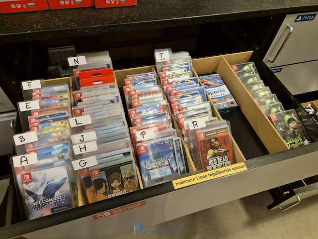Winkelvoorraad en inrichting game mania merksem - afbeelding 240 van  467