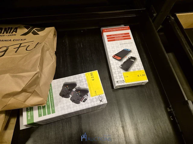 Winkelvoorraad en inrichting game mania merksem - afbeelding 245 van  467