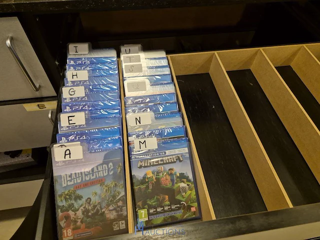 Winkelvoorraad en inrichting game mania merksem - afbeelding 247 van  467