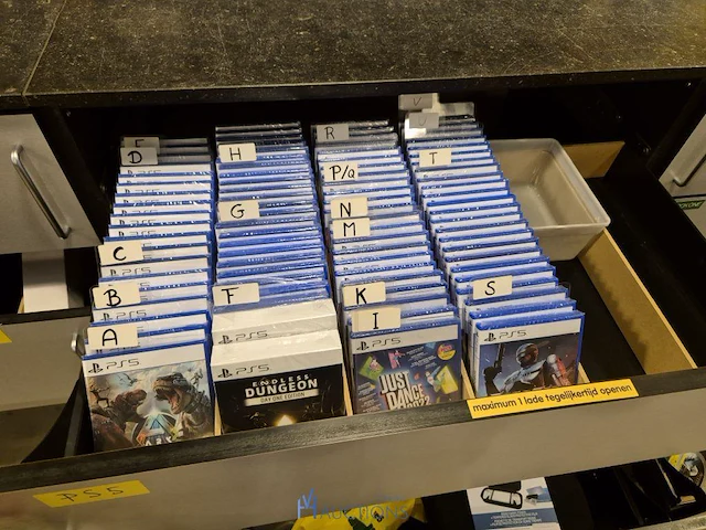 Winkelvoorraad en inrichting game mania merksem - afbeelding 261 van  467