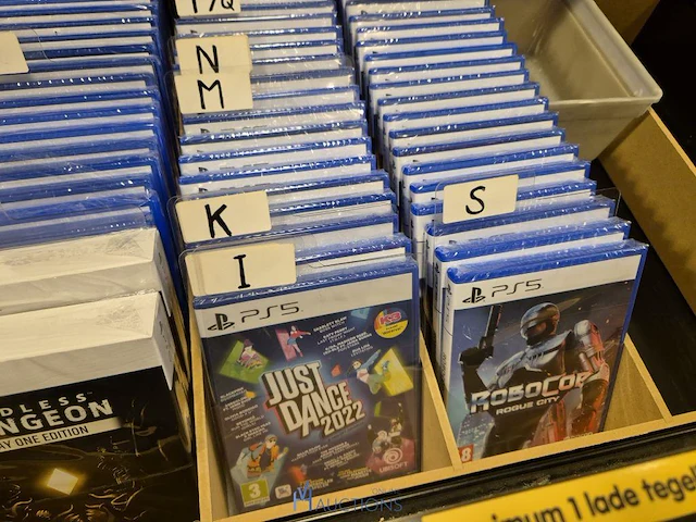 Winkelvoorraad en inrichting game mania merksem - afbeelding 262 van  467