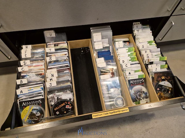 Winkelvoorraad en inrichting game mania merksem - afbeelding 263 van  467