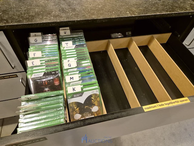 Winkelvoorraad en inrichting game mania merksem - afbeelding 265 van  467