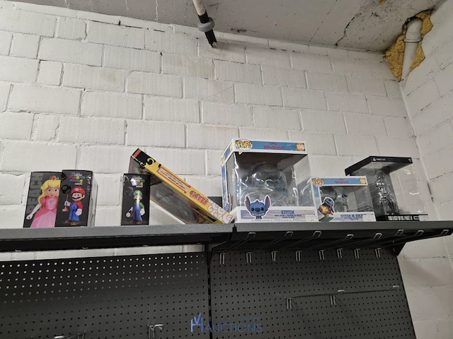 Winkelvoorraad en inrichting game mania merksem - afbeelding 339 van  467