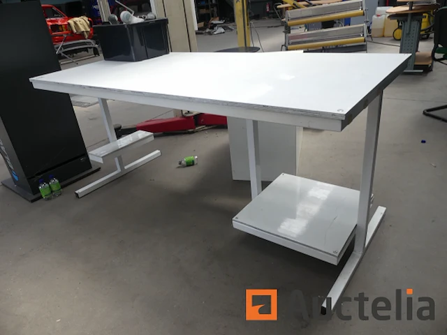 Wit bureautafel met beugels - afbeelding 1 van  8