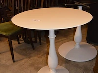 Wit ronde tuintafel centrale voet, tuintafel voet wit, tuinlamp op voet achter glas, 4 club zetels zwart leder met chroom onderstel. - afbeelding 9 van  12