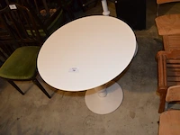 Wit ronde tuintafel centrale voet, tuintafel voet wit, tuinlamp op voet achter glas, 4 club zetels zwart leder met chroom onderstel. - afbeelding 10 van  12