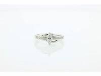 Witgouden fantasiering met marquise diamant