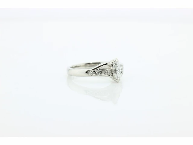 Witgouden fantasiering met marquise diamant - afbeelding 2 van  4