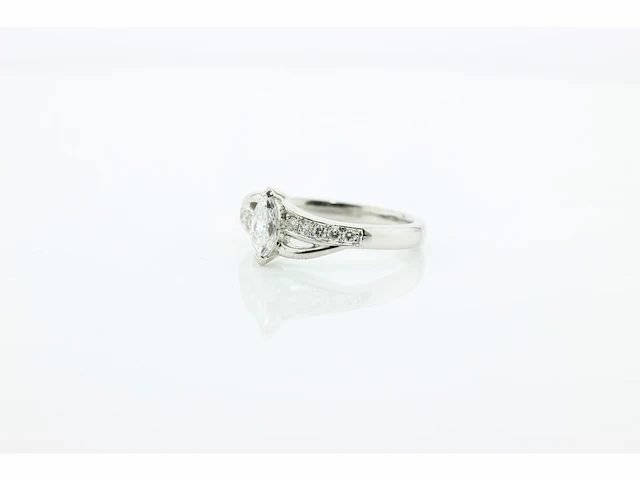 Witgouden fantasiering met marquise diamant - afbeelding 3 van  4