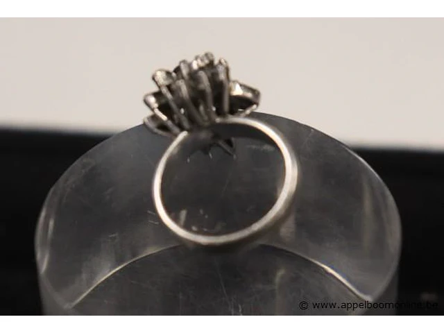 Witgouden ring (750) vv saphier en briljant - afbeelding 3 van  4