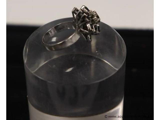 Witgouden ring (750) vv saphier en briljant - afbeelding 4 van  4