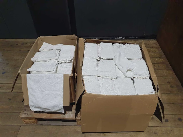 Witte handdoekjes (200x) - afbeelding 1 van  6