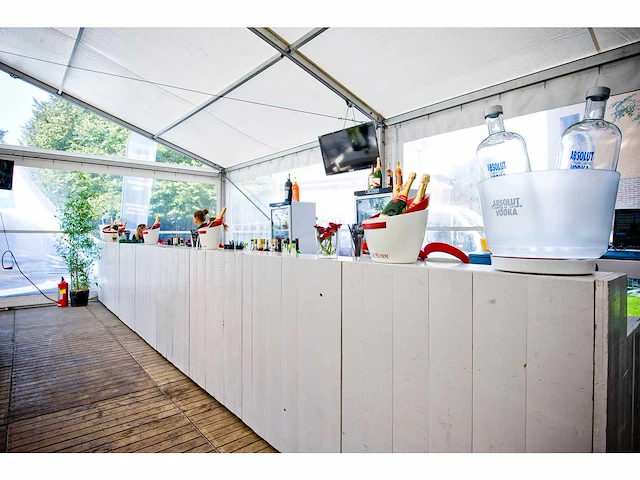 Witte houten beach bar 18 meter - afbeelding 1 van  8