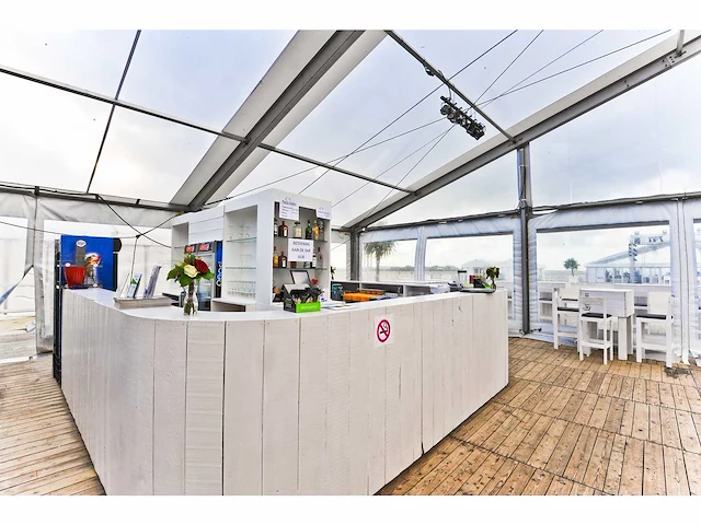 Witte houten beach bar 18 meter - afbeelding 2 van  8