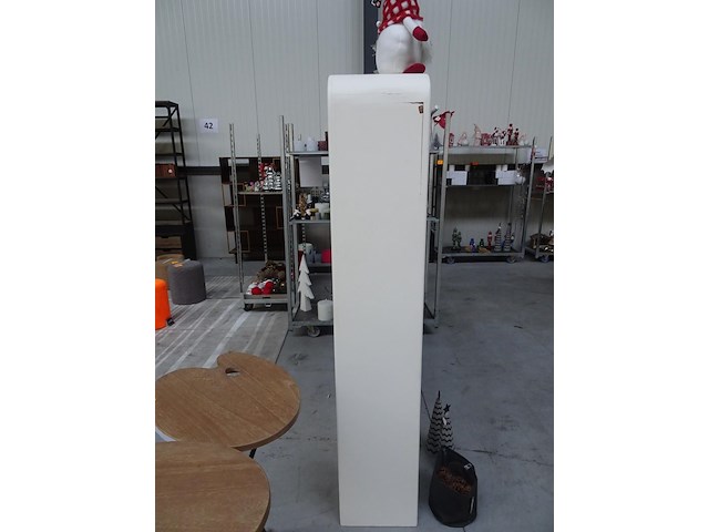 Witte kast zonder inhoud - afbeelding 2 van  2