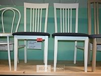 Witte stoelen - afbeelding 1 van  1