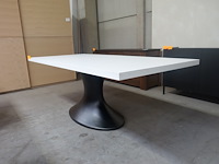 Witte tafel met ovalen zwarte poot - afbeelding 4 van  5