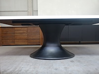 Witte tafel met ovalen zwarte poot - afbeelding 2 van  5