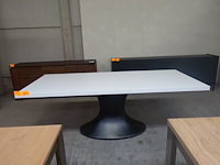 Witte tafel met ovalen zwarte poot