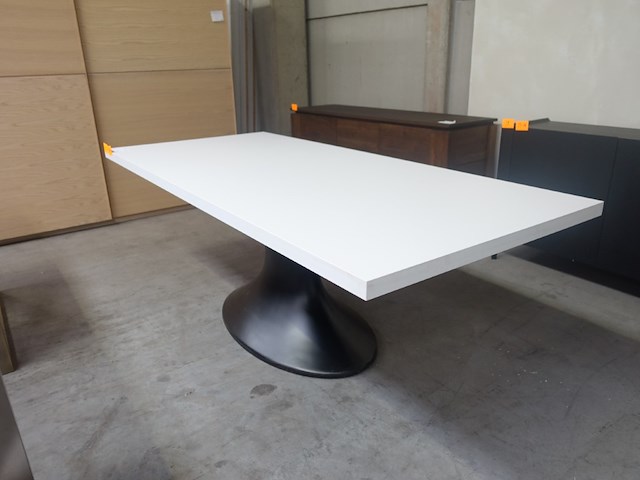 Witte tafel met ovalen zwarte poot - afbeelding 5 van  5