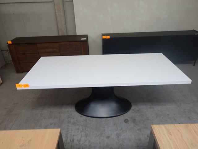 Witte tafel met ovalen zwarte poot - afbeelding 3 van  5