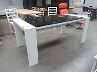 Witte tafel met zwart blad - afbeelding 1 van  3