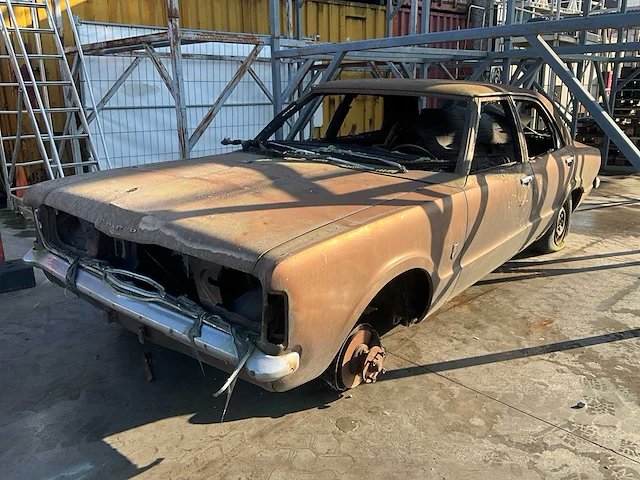 Wrak ford taunus xl (brandschade) - afbeelding 1 van  10