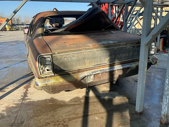 Wrak ford taunus xl (brandschade) - afbeelding 4 van  10